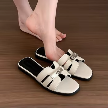 Sapatilha Amora — Off-white com detalhe metálico